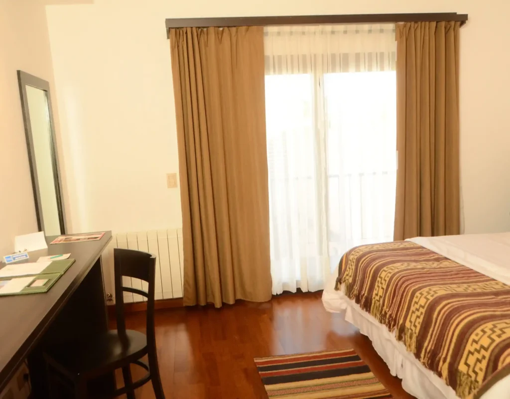 Habitacion con cama matrimonial