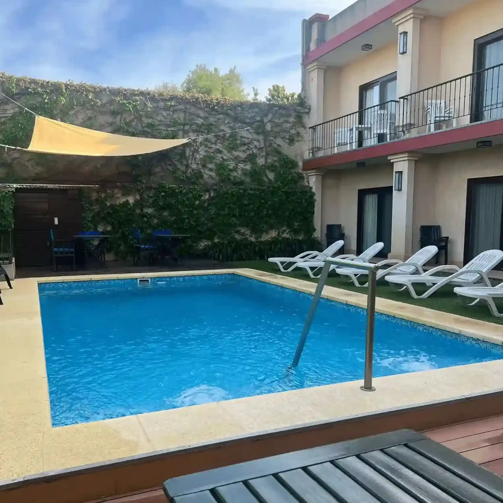 Pileta exterior del hotel Roble Blanco