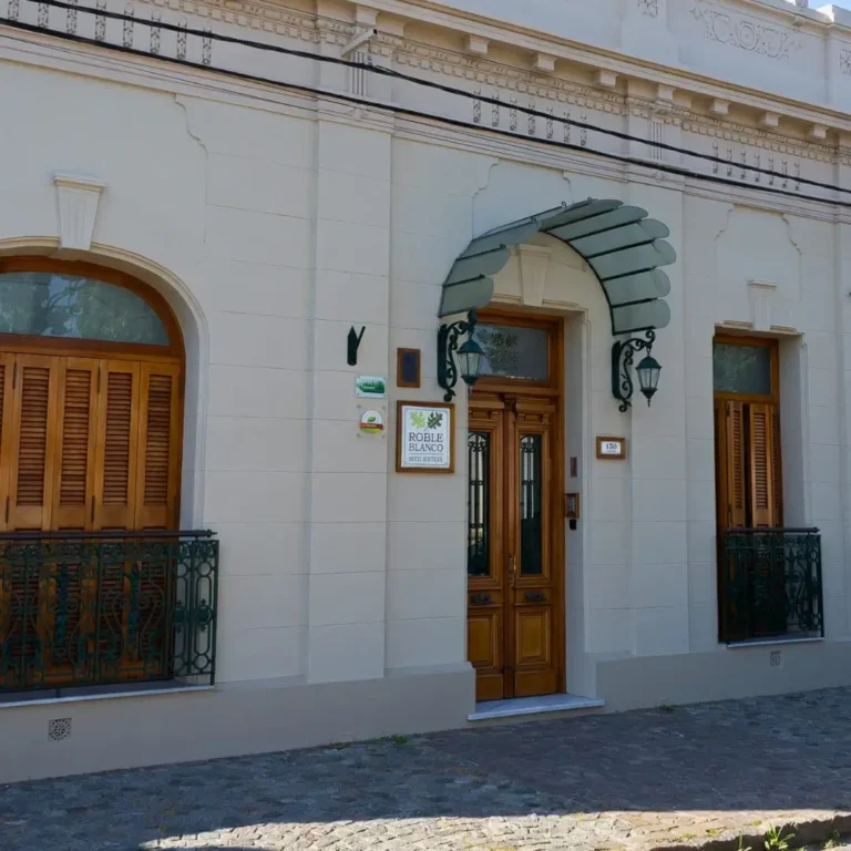 Frente de la entrada Roble Blanco