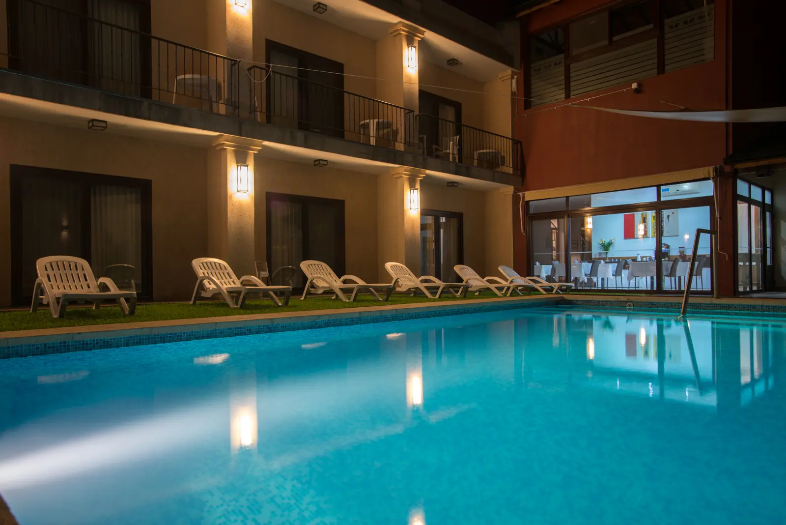 Pileta de noche en el hotel