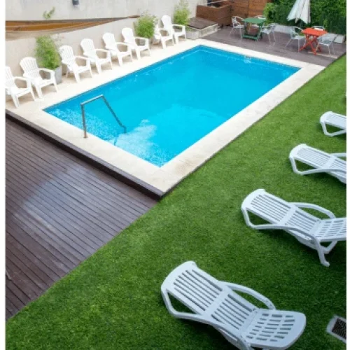 Pileta exterior del hotel en Chascomús