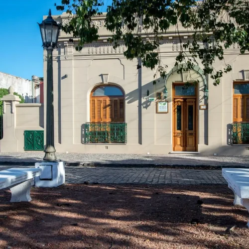 Frente del Hotel Roble Blanco