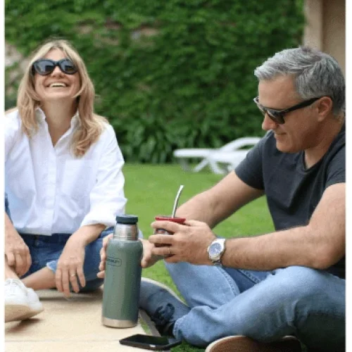 Espacio exterior con pileta del hotel Roble Blanco