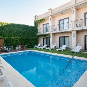 Espacio exterior con pileta del hotel Roble Blanco
